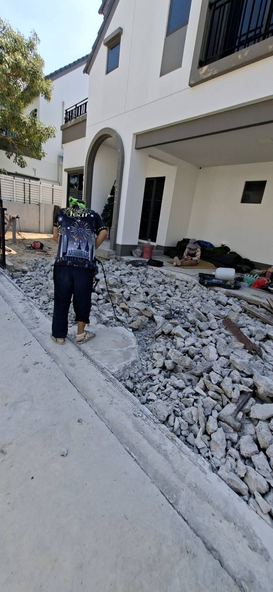 บ้านระหว่างปรับพื้นที่หน้าบ้าน
