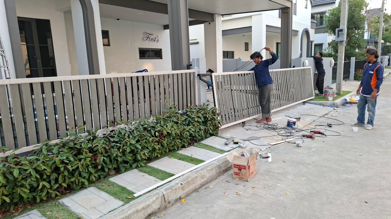 ต่อเติมรั้วหน้าบ้านในหมู่บ้าน